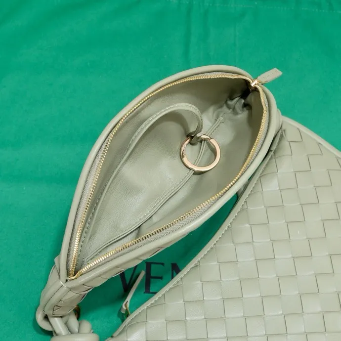 Batch 1860 Bv Shu Qi's same "Gemelli" twin bag 👇 Locked in advance 24 years of hot style 💕 Gemelli is paired with two half-moon shaped bags, matched with the brand's iconic intrecciato woven sheepskin, equipped with a detachable tubular handle, which can be used as a clutch, on the shoulder or by flipping the small crescent moon as a handle, or as a long shoulder strap 🉑️ crossbody The dual design has a personalized yet charming attitude, and the eye-catching visual impact brings an elegant and fashionable feeling. It is a bag worth buying💥 Size: 36x25x10, Model: 4281#